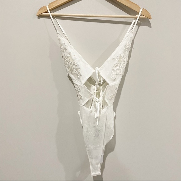 FOREVER 21 Sheer Floral Embroidered Bodysuit Ivory White Size Medium - Picture 3 of 11